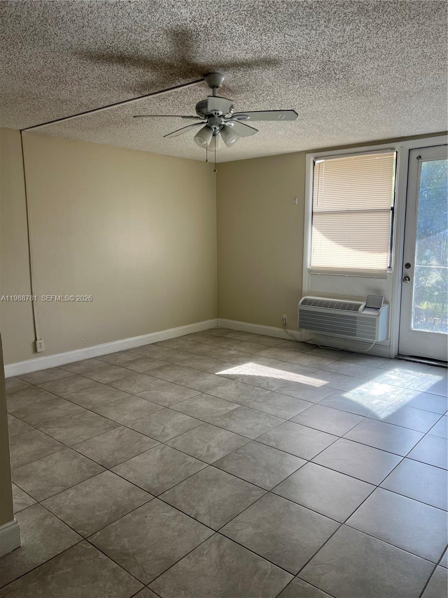 Wonderful Studio with plenty of Natural light. Apartment with a big walking closet. 1 full bath. the building has a laundry every floor. Community Pool. Plenty of guest parking.
Come to see it and make it your own home.