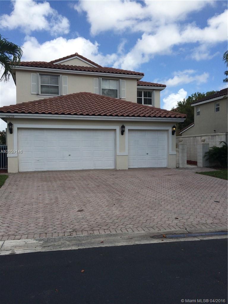 BEAUTIFUL SINGLE FAMILY HOME!! GATED COMMUNITY WITH 24 HR SECURITY, CLUBHOUSE & BOAT RAMP. 5 MINUTES OF FLORIDA TURNPIKE. BEAUTIFUL KITCHEN. NO CARPET!! PETS WELCOME. POOL & LAKE FRONT. MUST SEE.