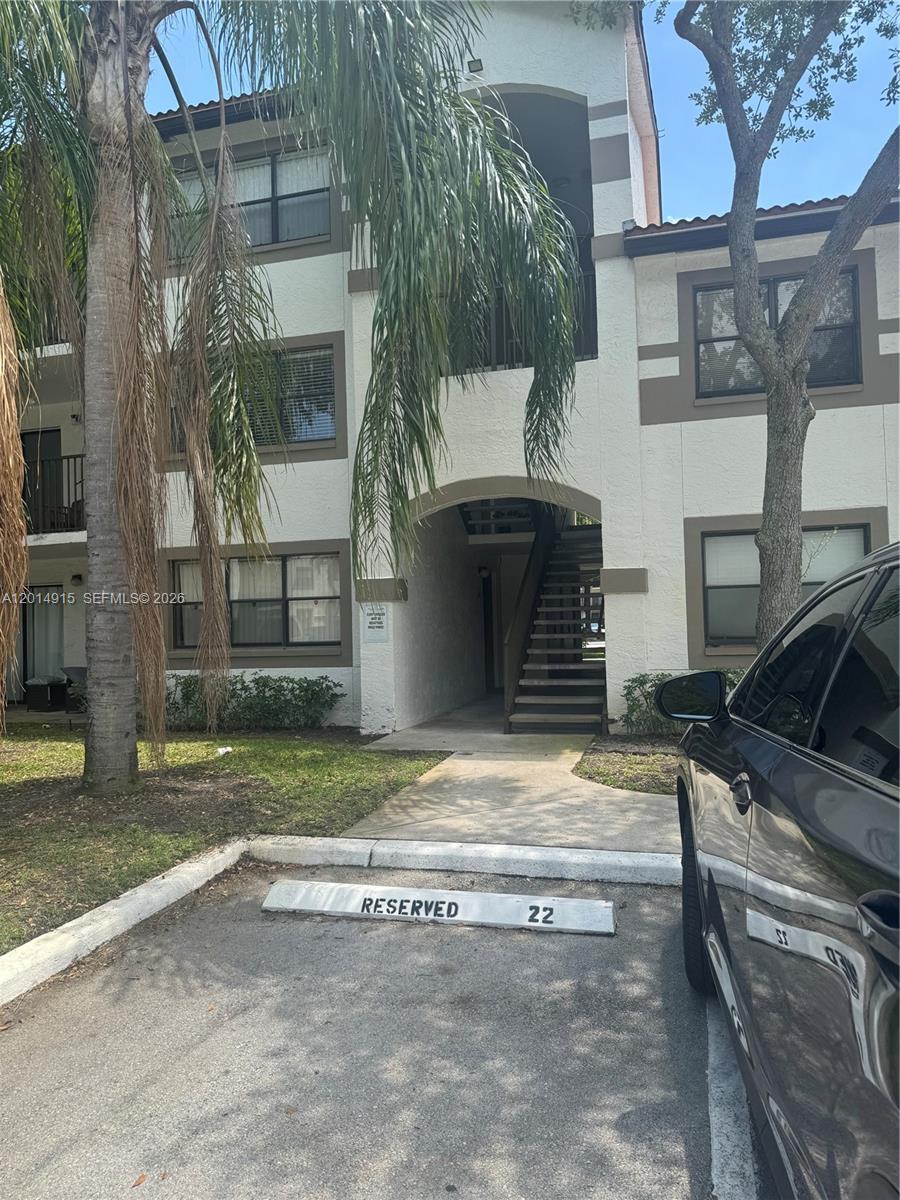 Location Location Hollywood Hollywood Park Condo just blocks away from I-95 the beach, Hard rock hotel & Casino. Ground floor 1 bedroom 1 bath unit , garden & parking area view. Amaizing gated  community. Private pool. BBQ area. Well maintained building and  landscaping. Great investment opportunity. Unit is currently tenant occupied paying $2000 per month until end of June 2026.