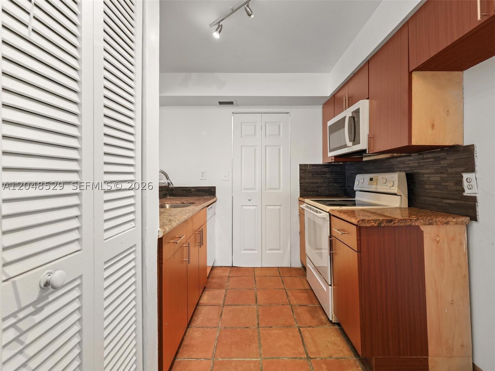 SOUTH LAKE VILLAS CONDO - Residential