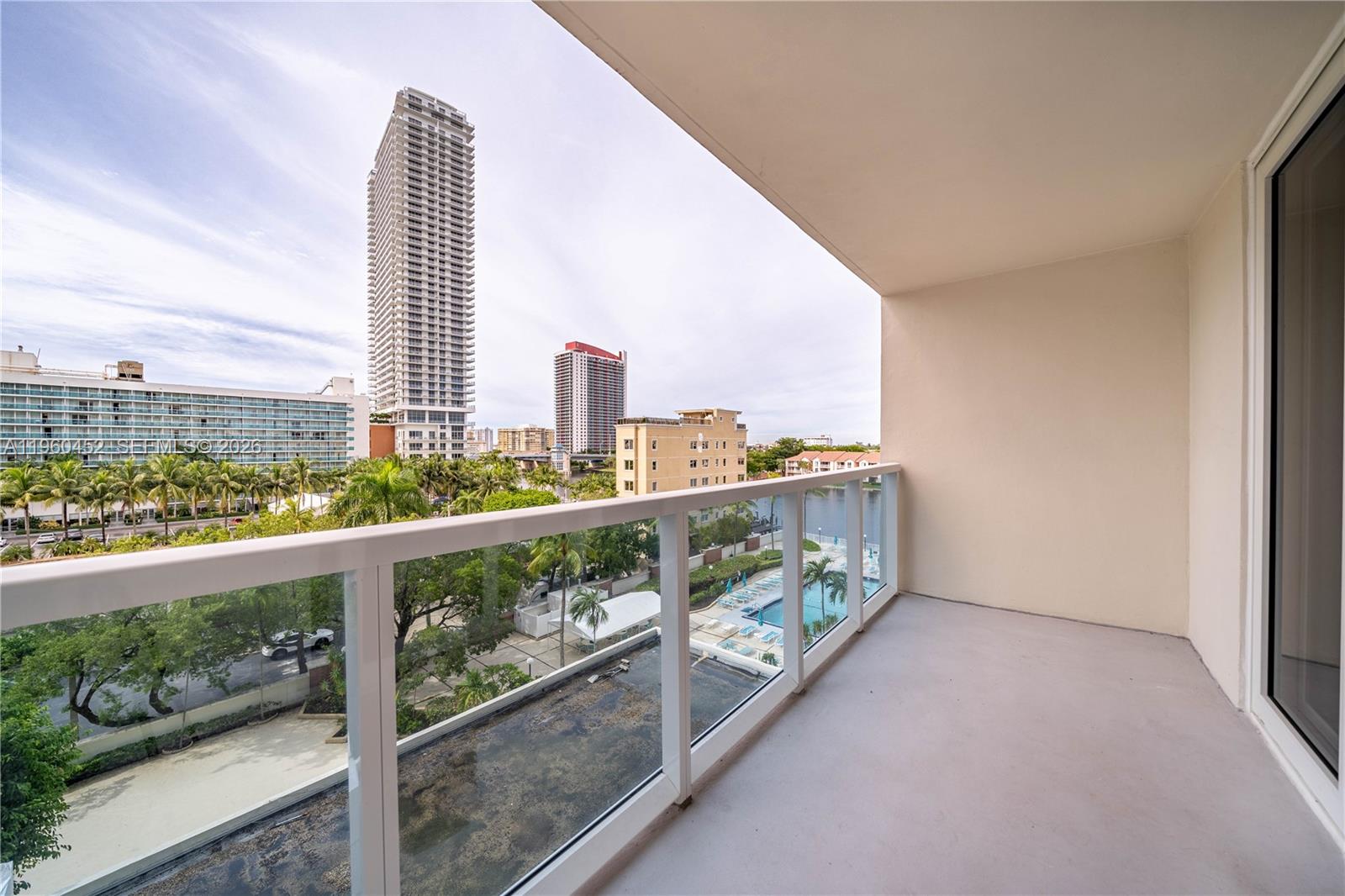 HALLMARK OF HOLLYWOOD CON - Residential