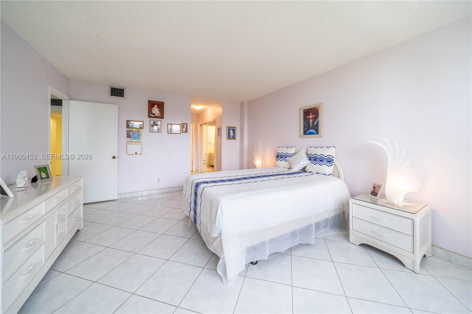 HALLMARK OF HOLLYWOOD CON - Residential