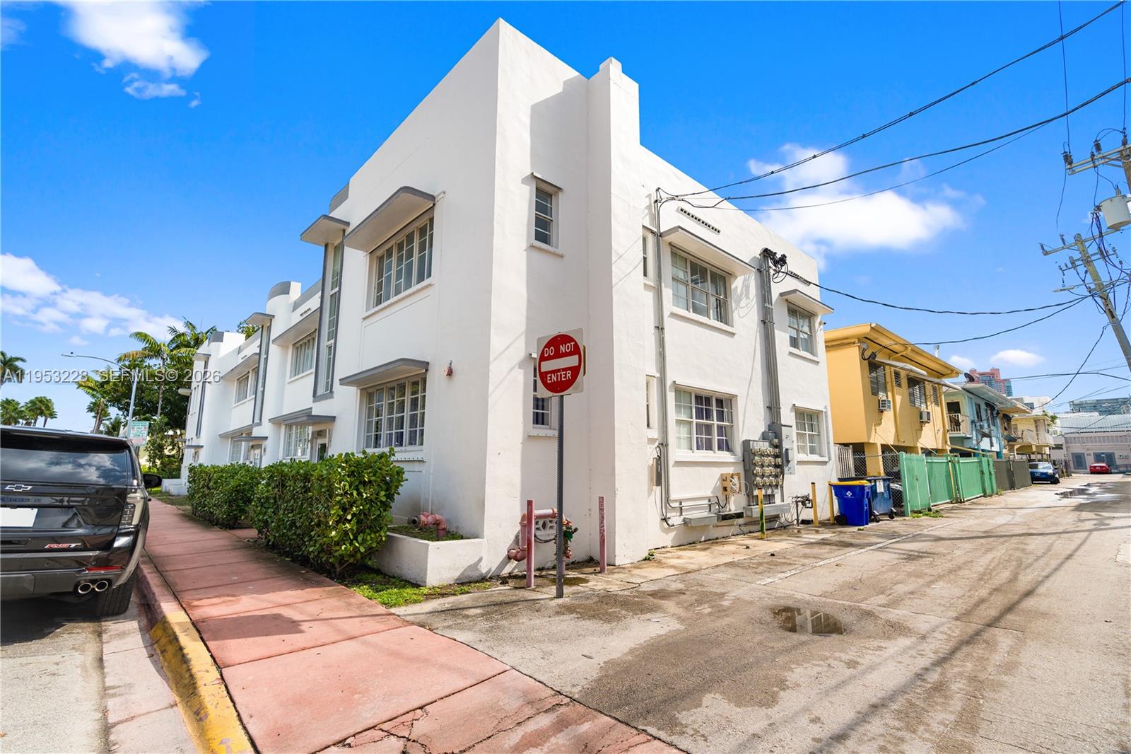 FIRST DECO CONDO - Residential