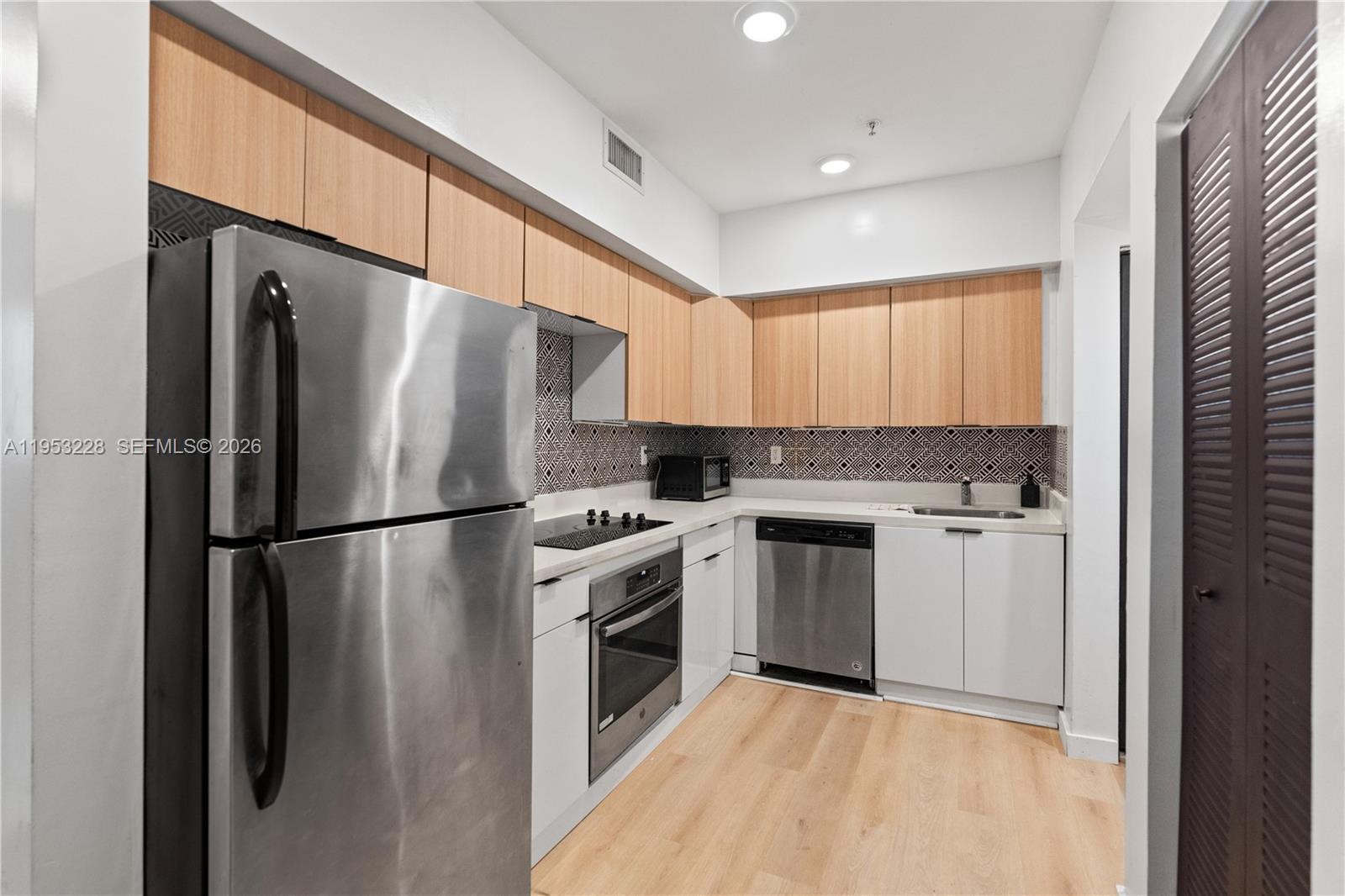 FIRST DECO CONDO - Residential