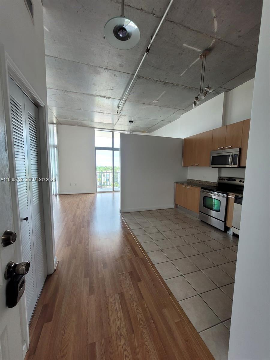 LOFTS AT HOLLYWOOD STATIO - Residential