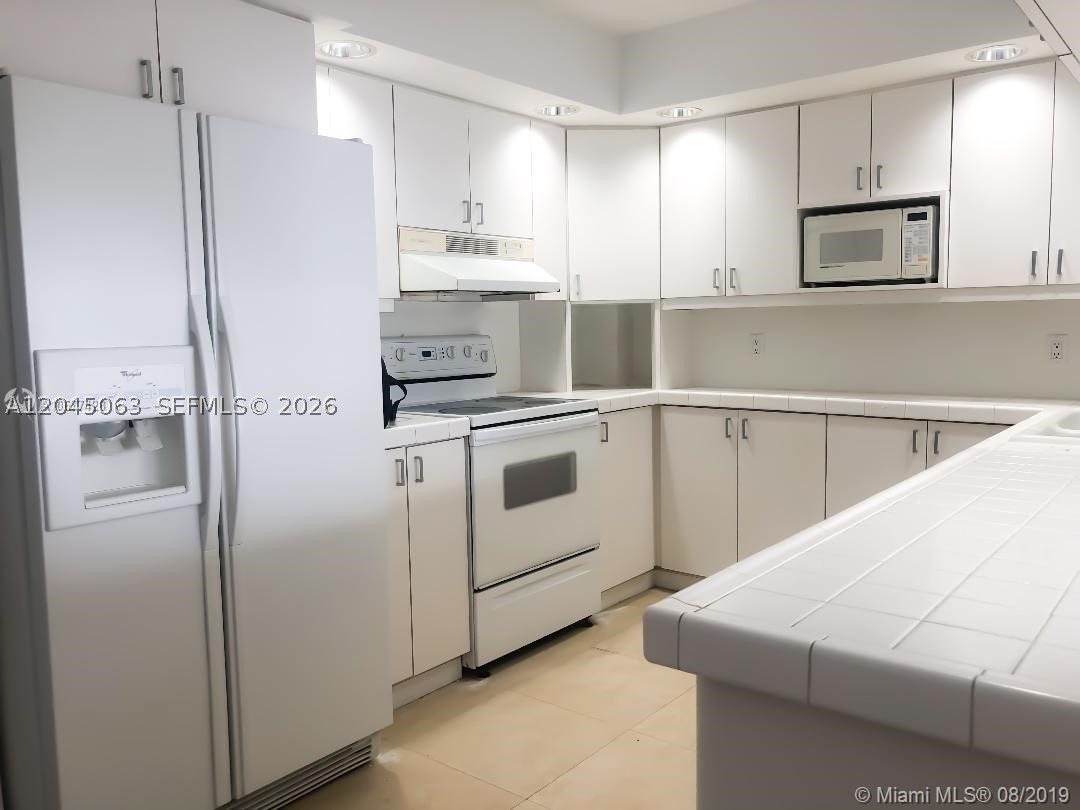 COMMODORE CLUB SOUTH COND - Residential Lease