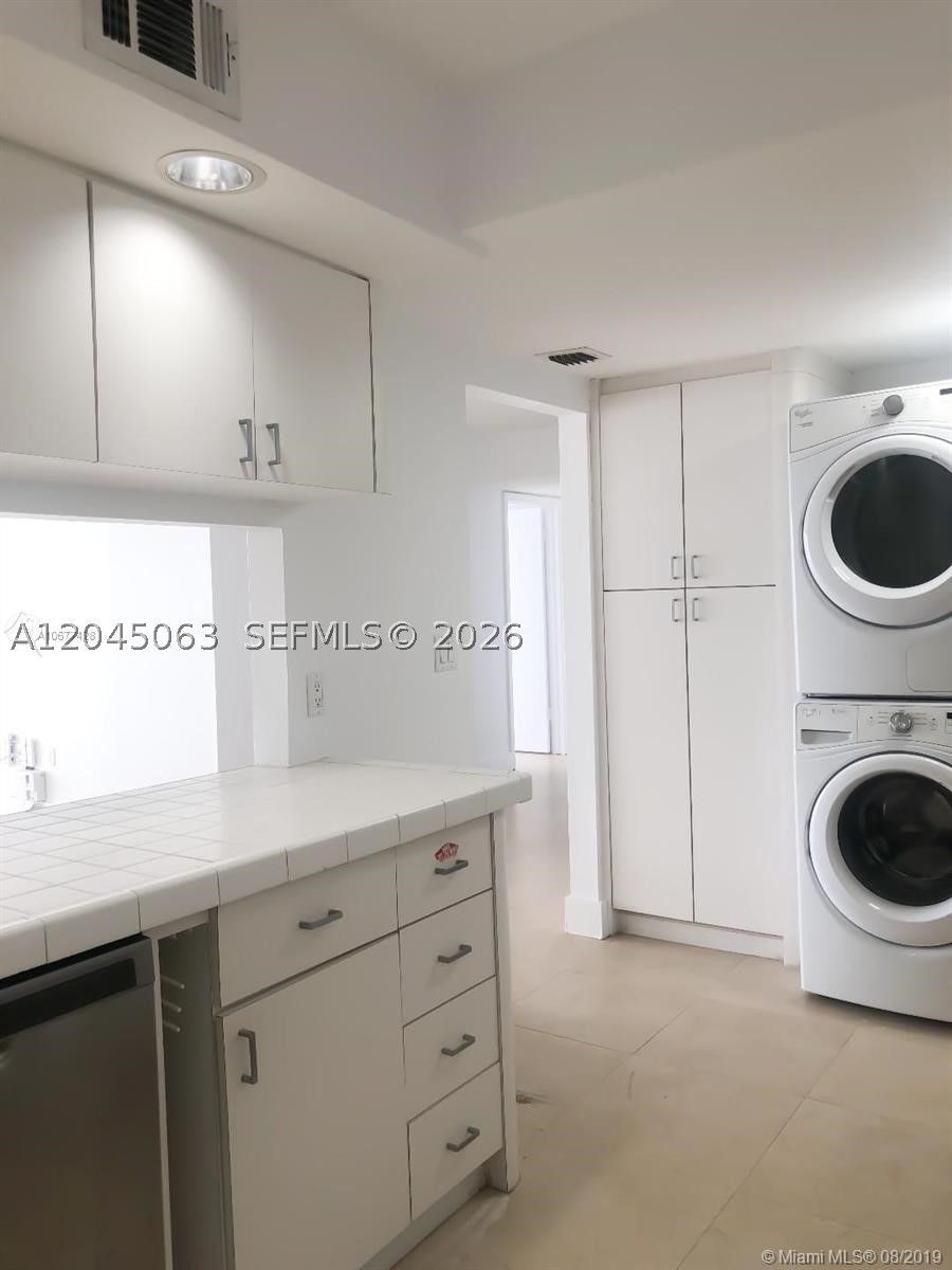 COMMODORE CLUB SOUTH COND - Residential Lease