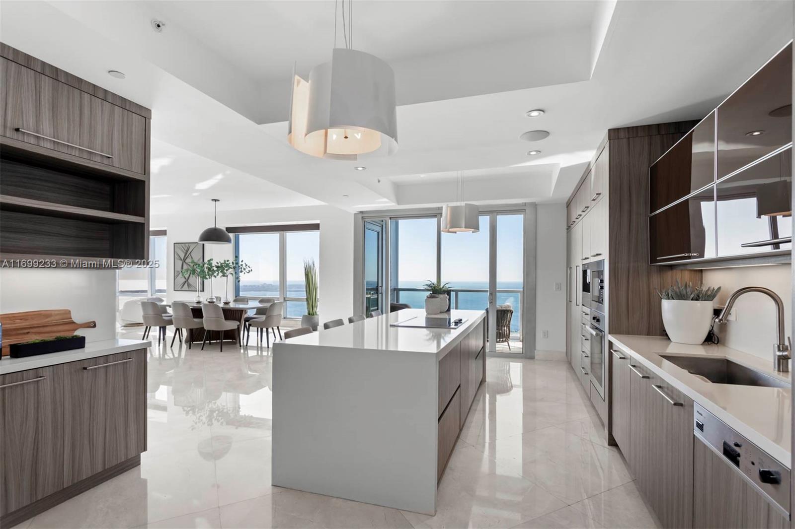 FOUR SEASONS RESIDENCES - Residential