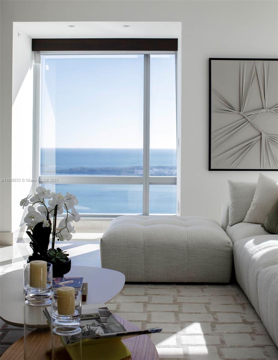FOUR SEASONS RESIDENCES - Residential