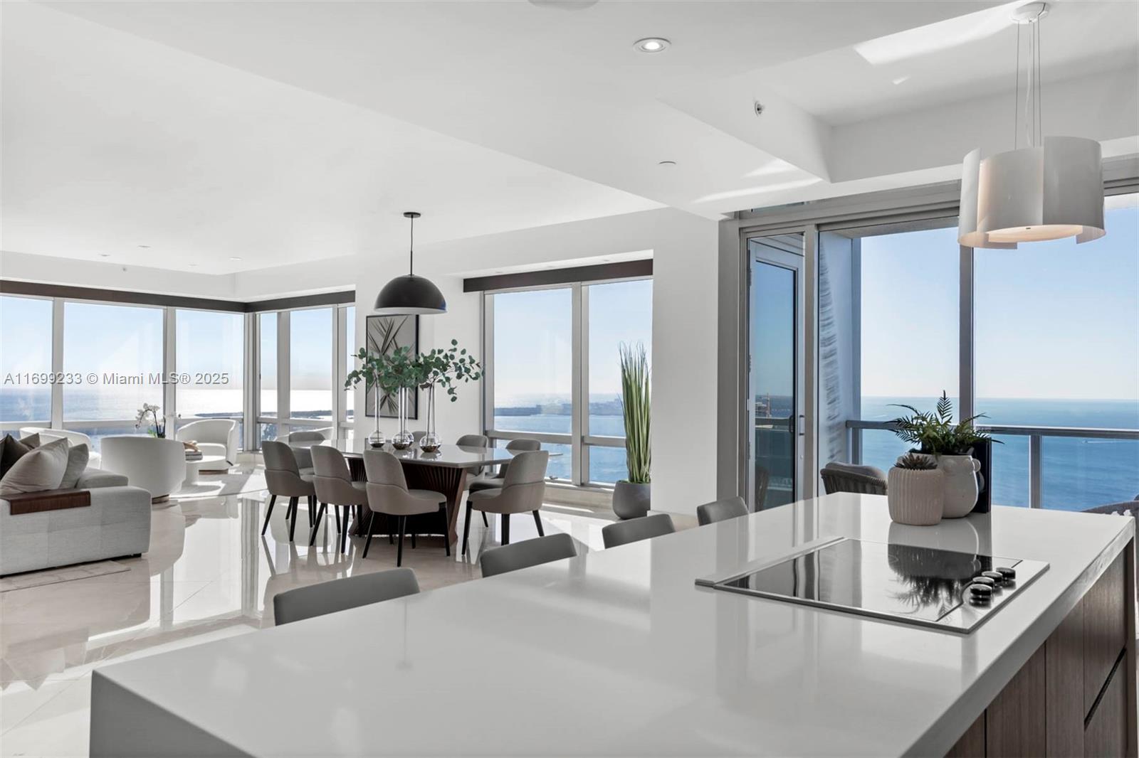 FOUR SEASONS RESIDENCES - Residential