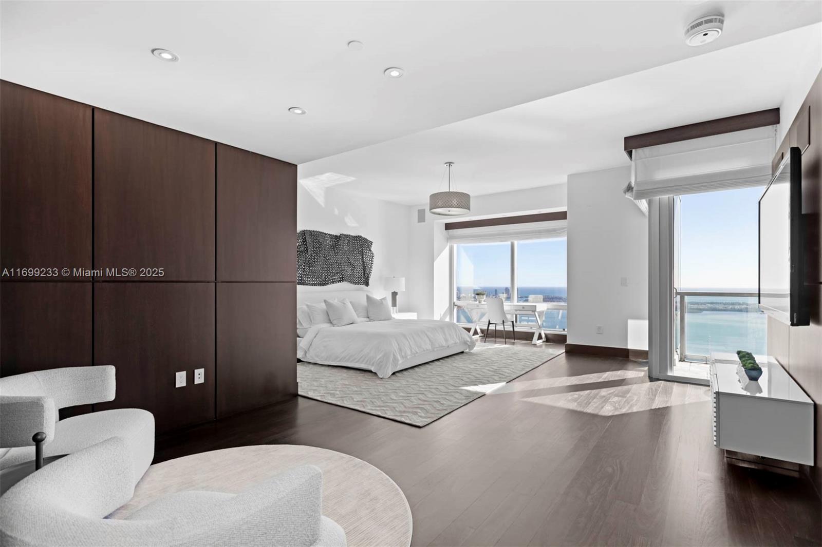 FOUR SEASONS RESIDENCES - Residential