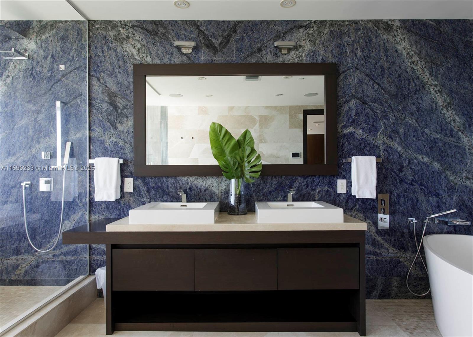 FOUR SEASONS RESIDENCES - Residential