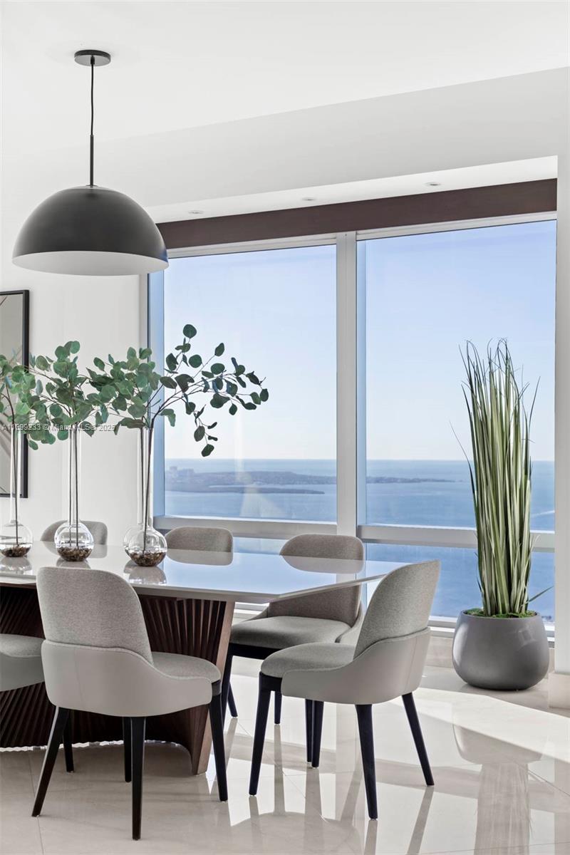 FOUR SEASONS RESIDENCES - Residential