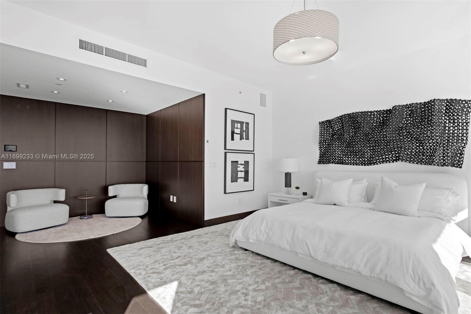 FOUR SEASONS RESIDENCES - Residential