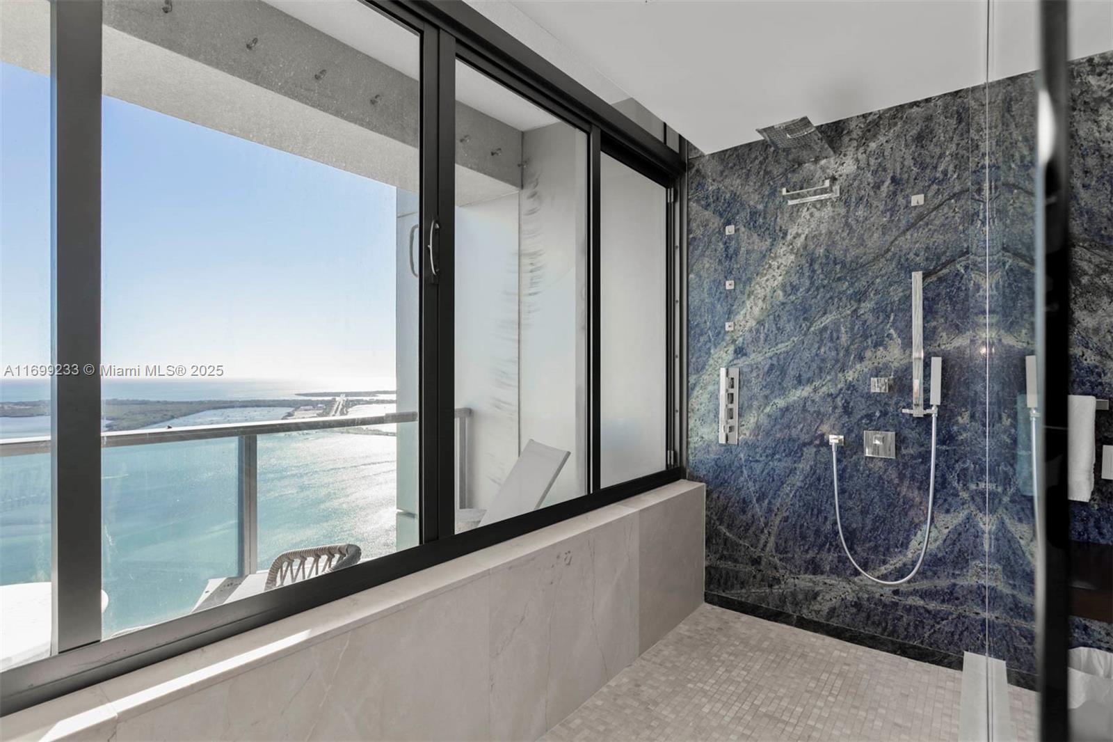FOUR SEASONS RESIDENCES - Residential