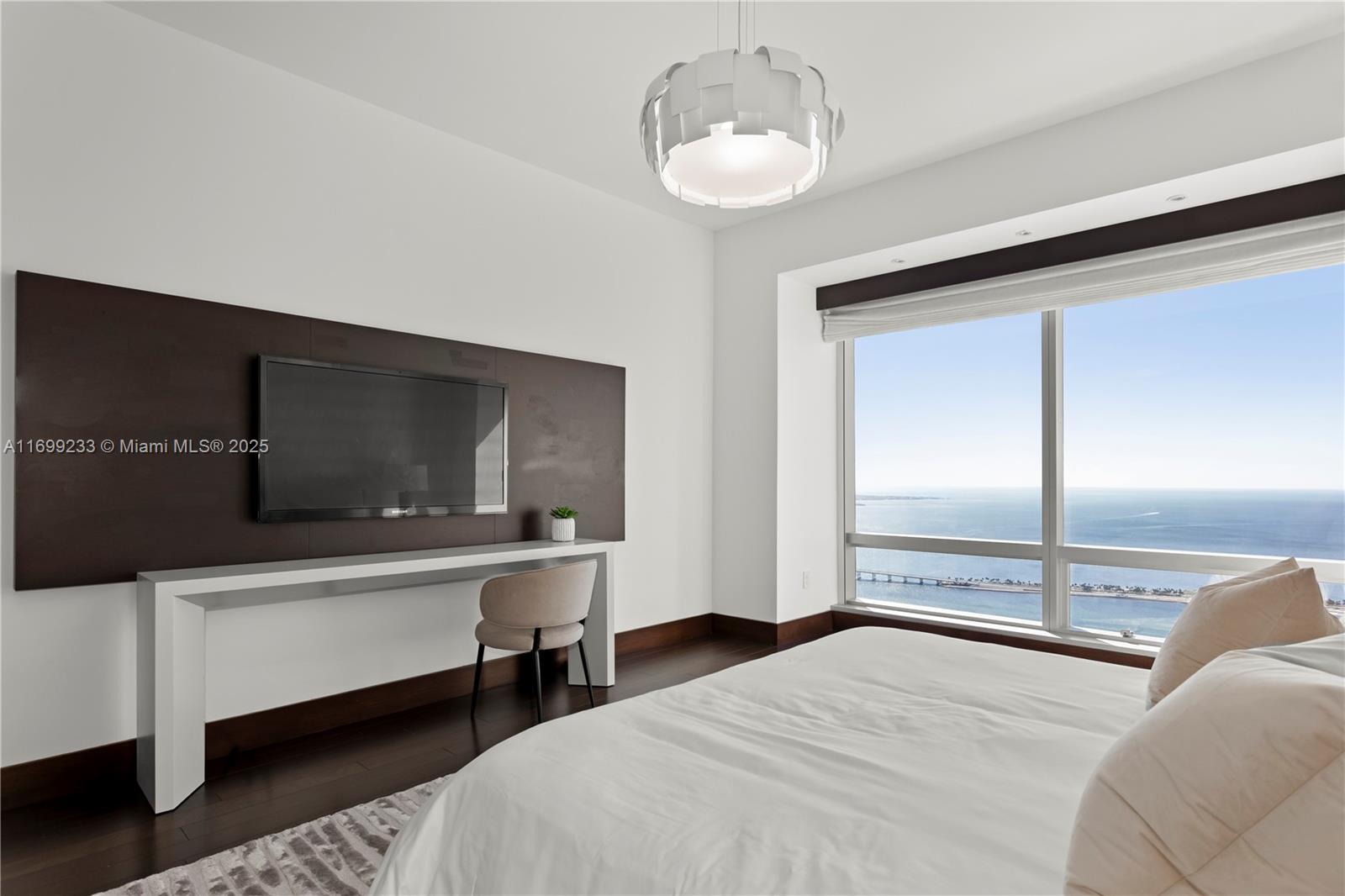 FOUR SEASONS RESIDENCES - Residential