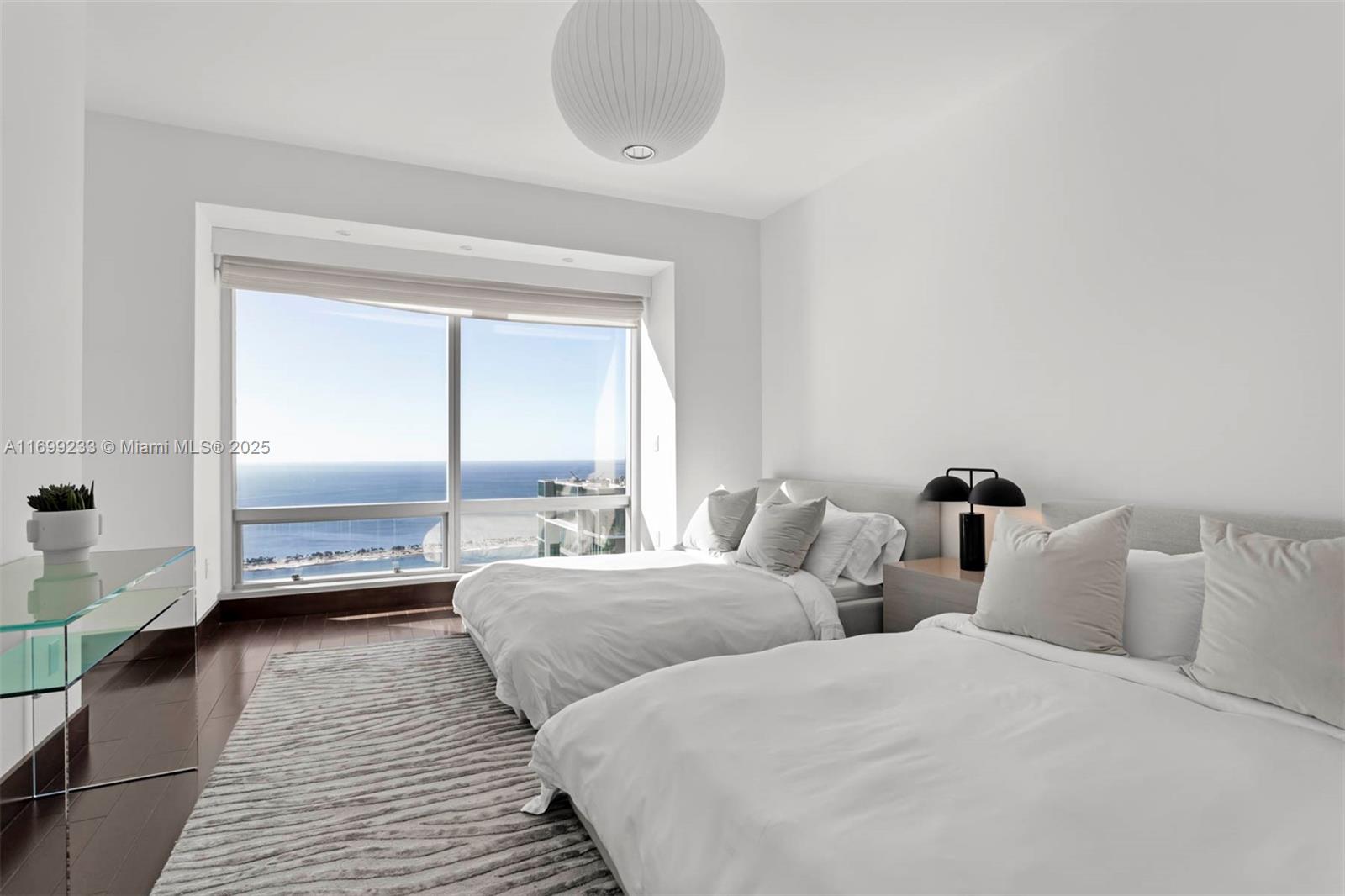 FOUR SEASONS RESIDENCES - Residential