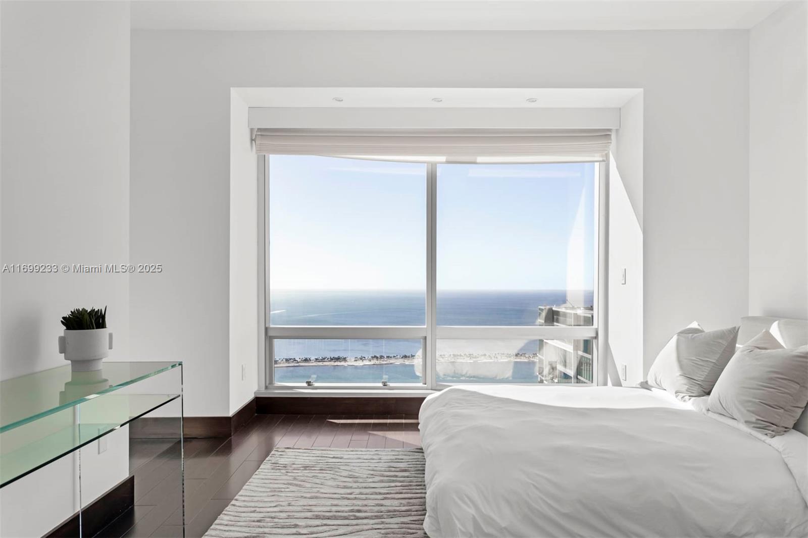 FOUR SEASONS RESIDENCES - Residential