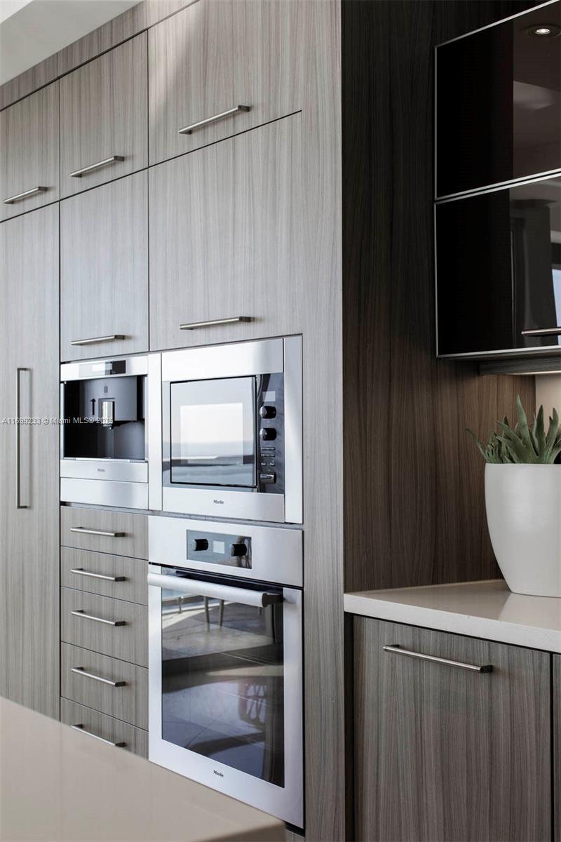 FOUR SEASONS RESIDENCES - Residential
