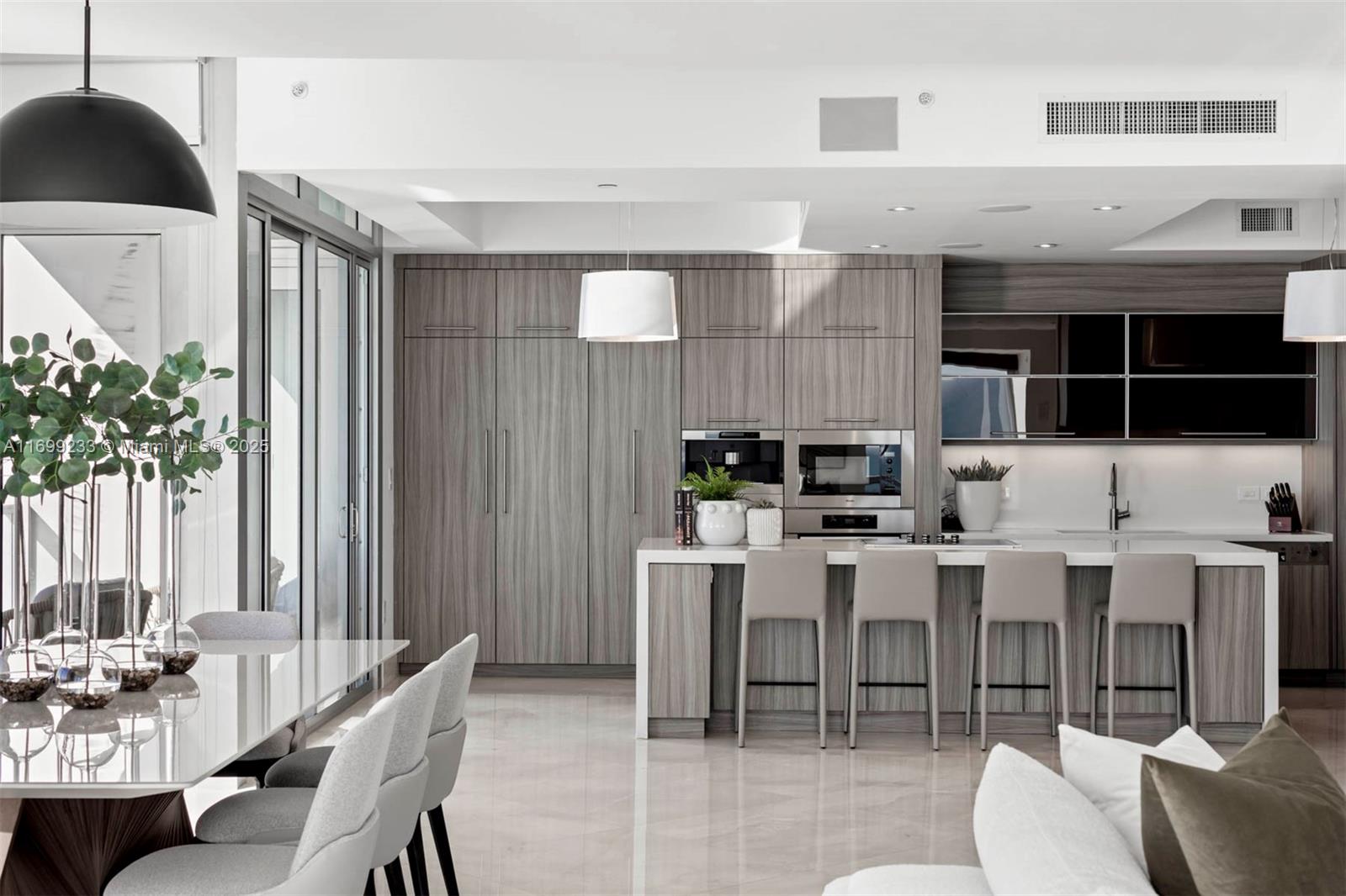 FOUR SEASONS RESIDENCES - Residential