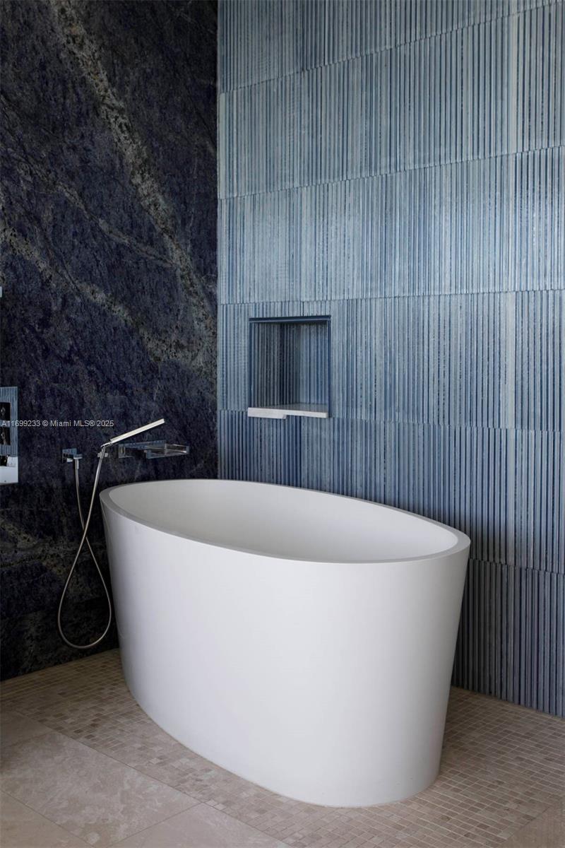 FOUR SEASONS RESIDENCES - Residential