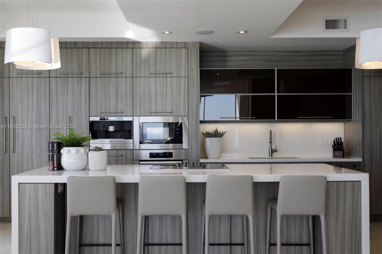 FOUR SEASONS RESIDENCES - Residential