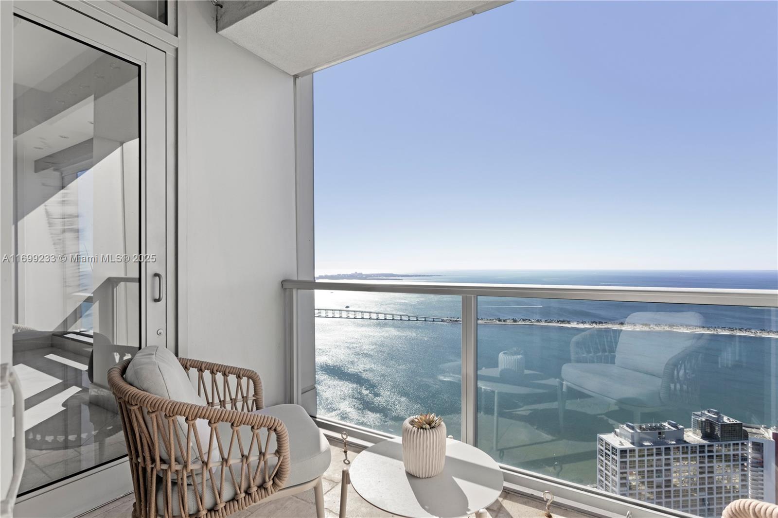 FOUR SEASONS RESIDENCES - Residential