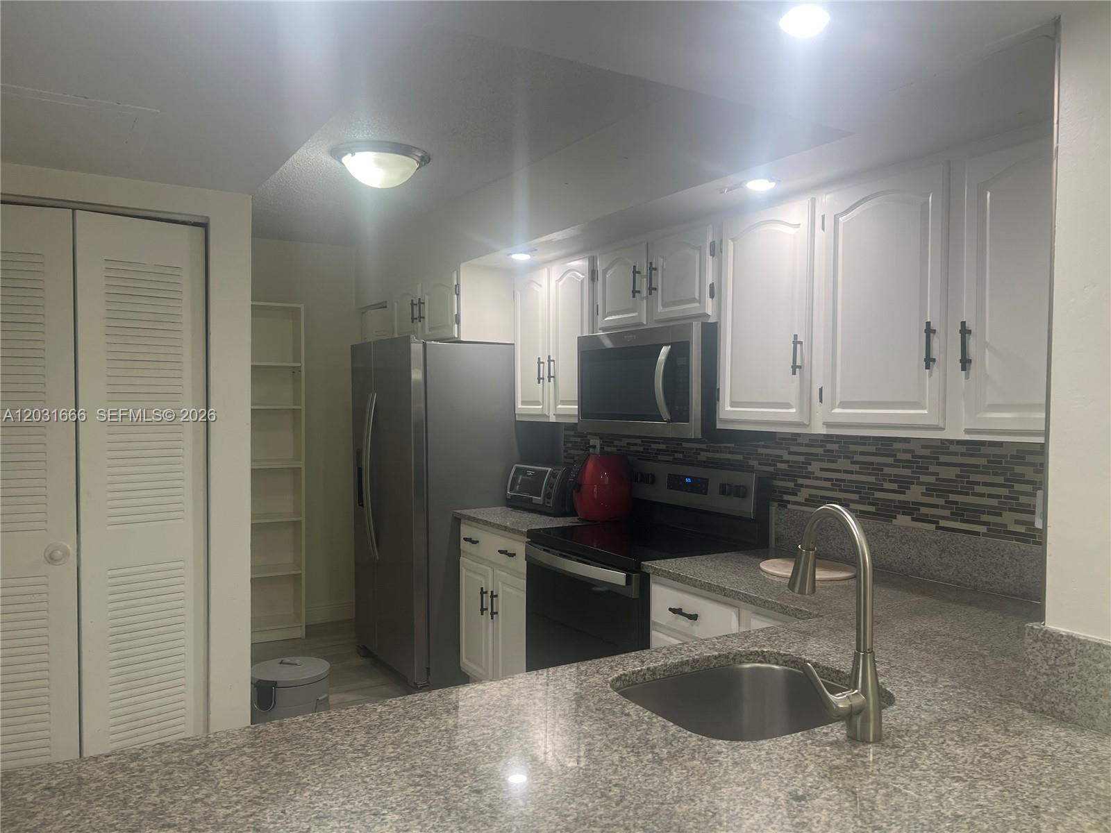 LE CLUB AT OLD CUTLER CON - Residential Lease