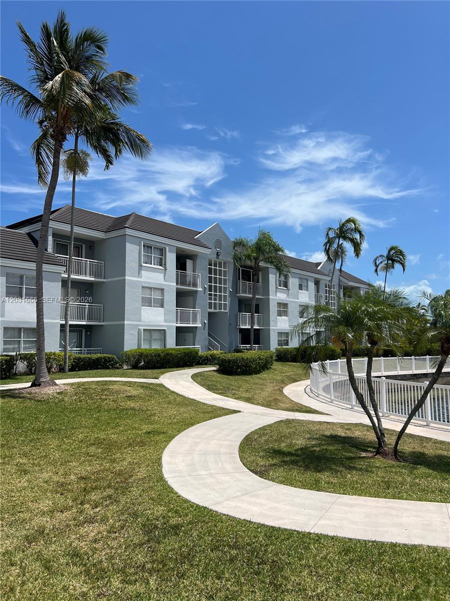 LE CLUB AT OLD CUTLER CON - Residential Lease