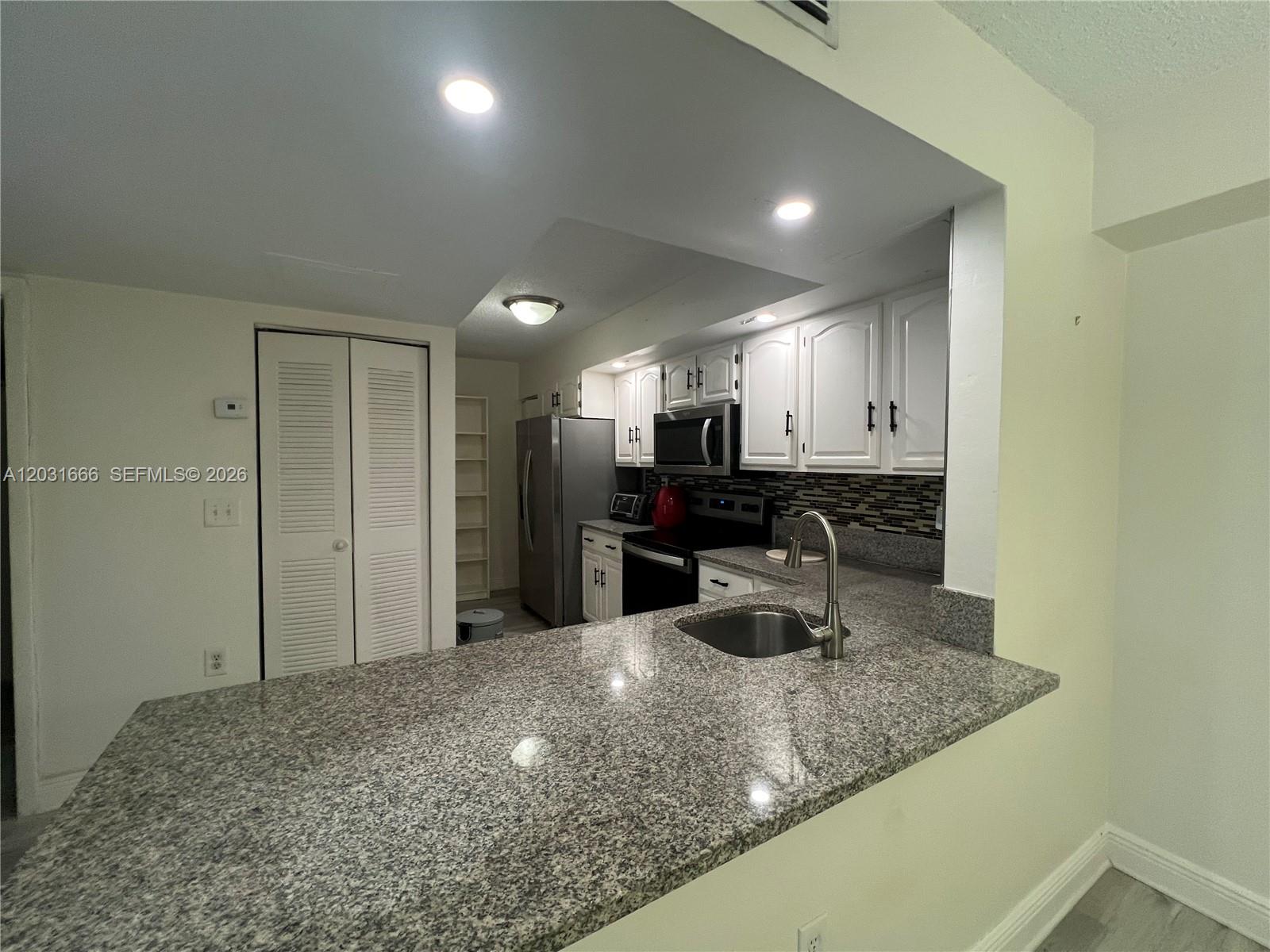 LE CLUB AT OLD CUTLER CON - Residential Lease