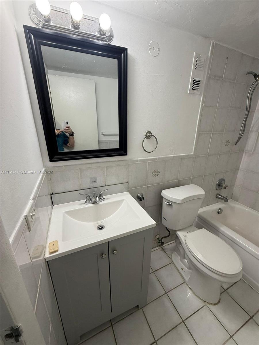 EL LAGO CONDO - Residential Lease