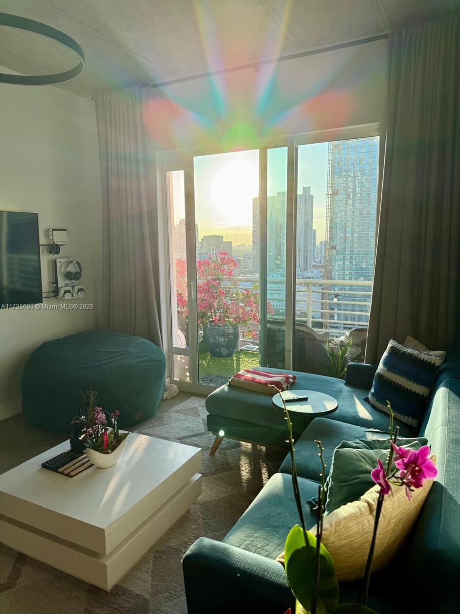 THE LOFT DOWNTOWN CONDO - Residential Lease