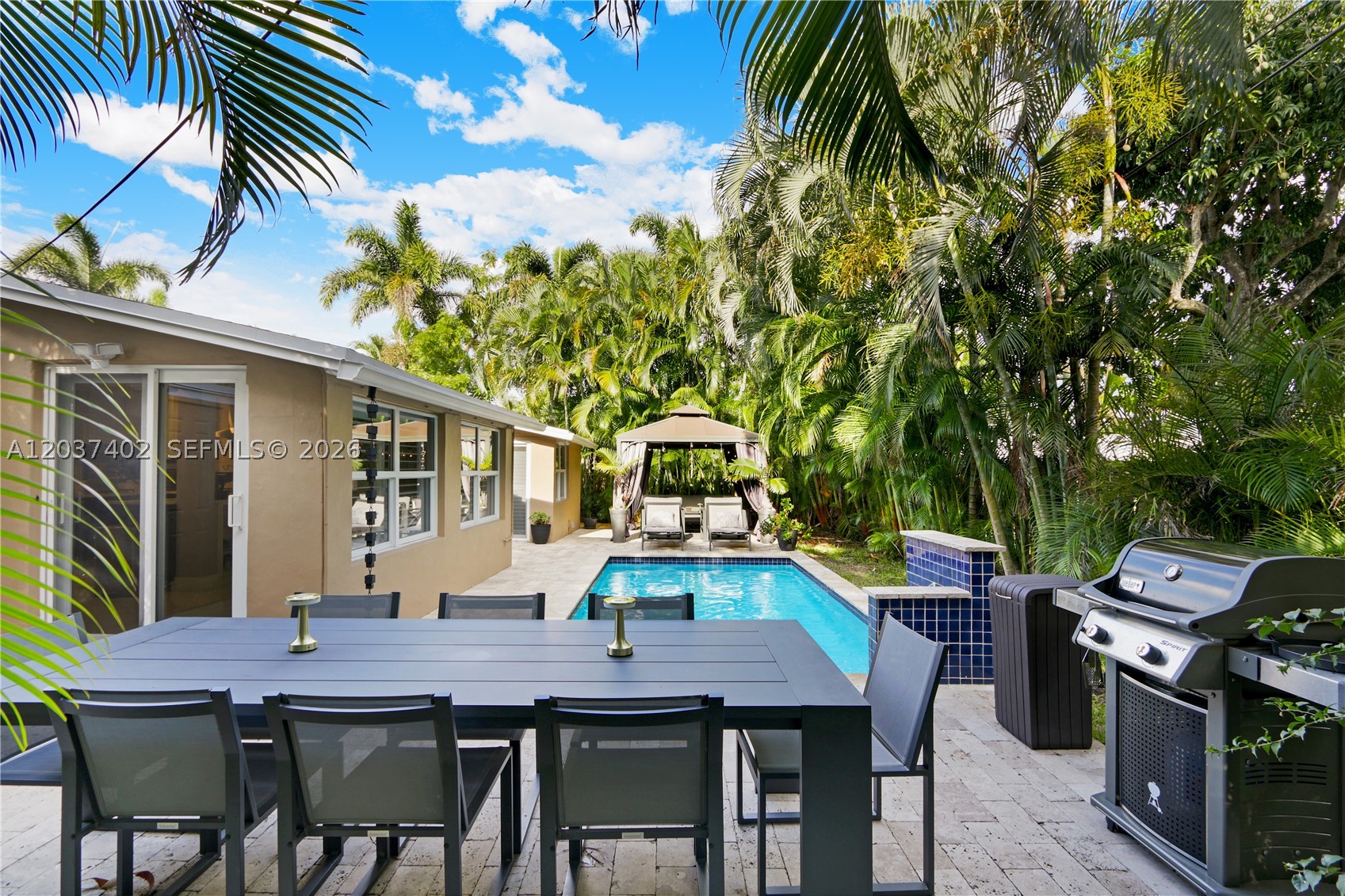 TROPICAL MANORS - Residential