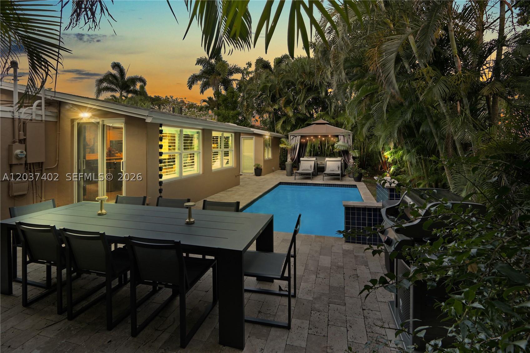 TROPICAL MANORS - Residential