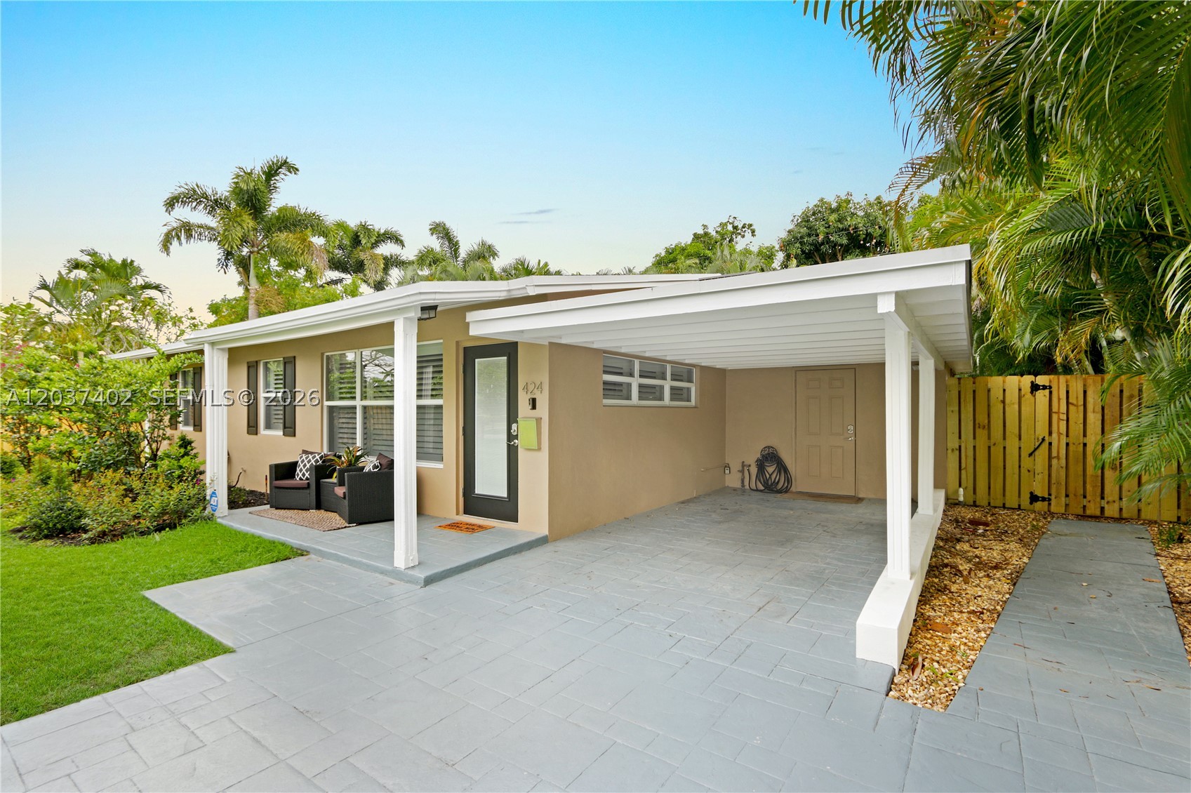 TROPICAL MANORS - Residential
