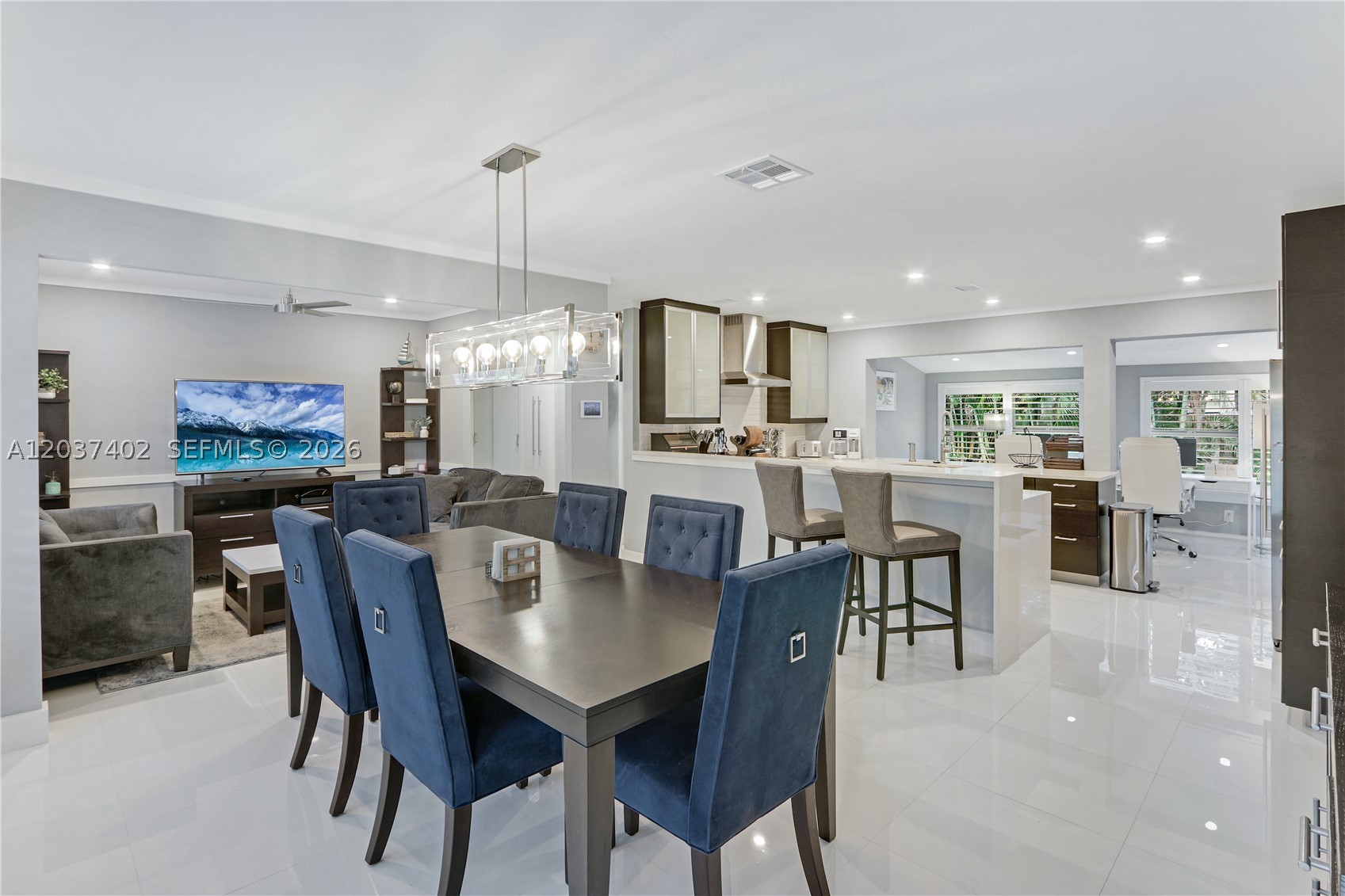 TROPICAL MANORS - Residential