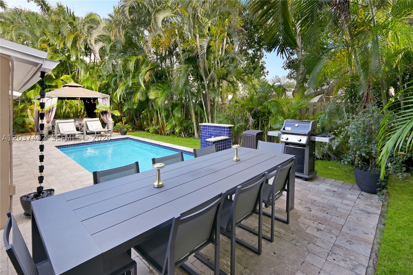 TROPICAL MANORS - Residential