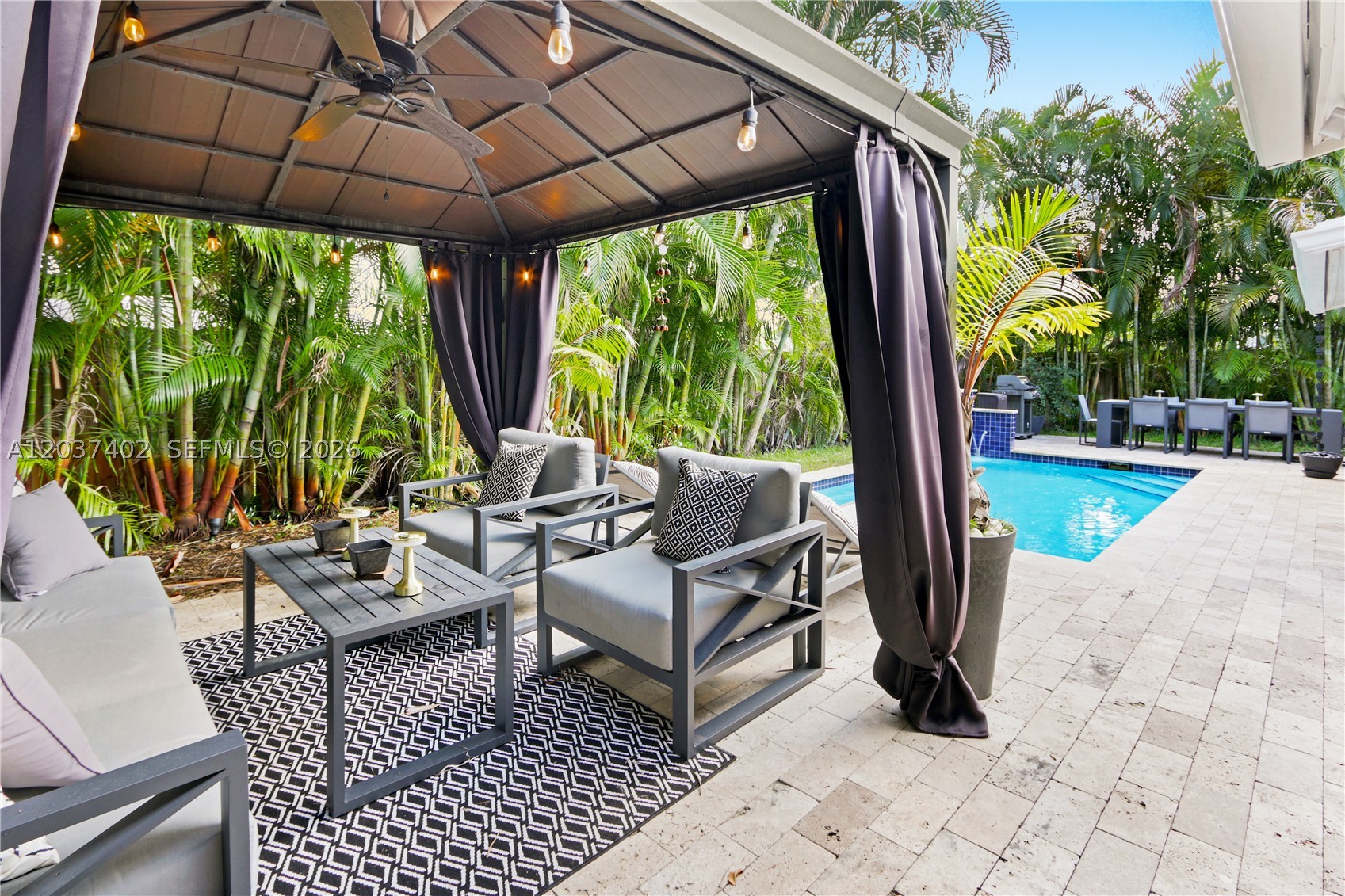 TROPICAL MANORS - Residential