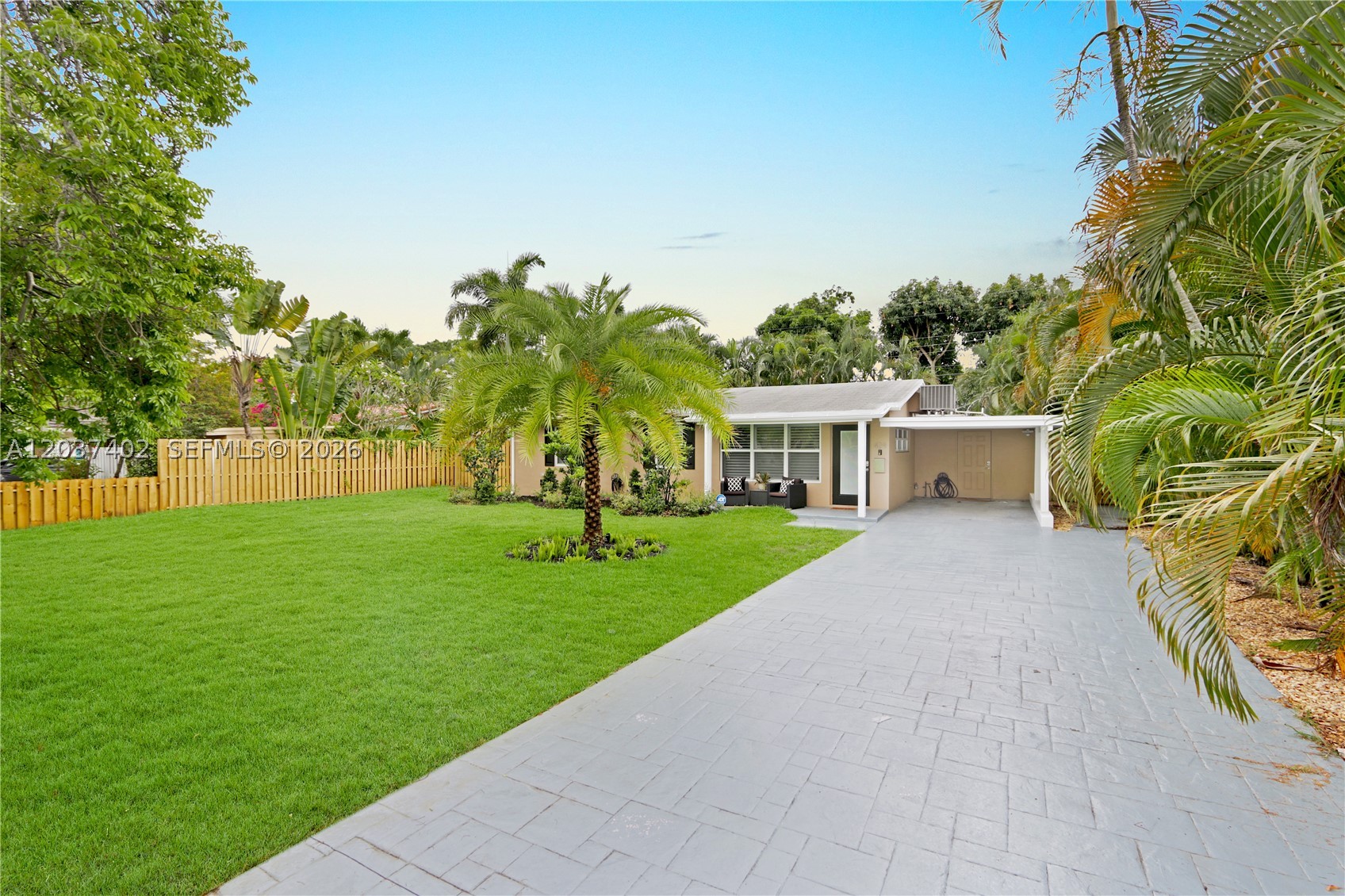 TROPICAL MANORS - Residential