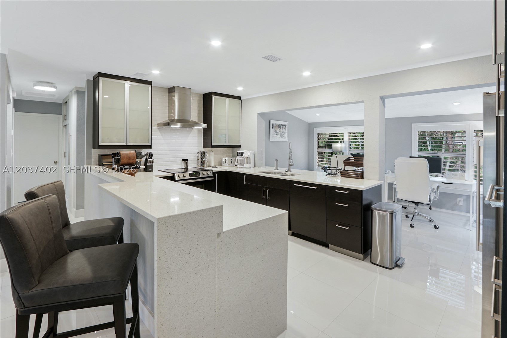 TROPICAL MANORS - Residential