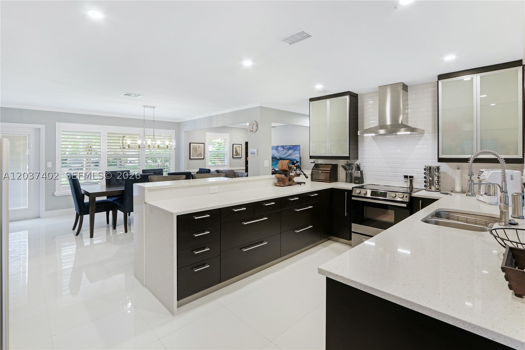 TROPICAL MANORS - Residential