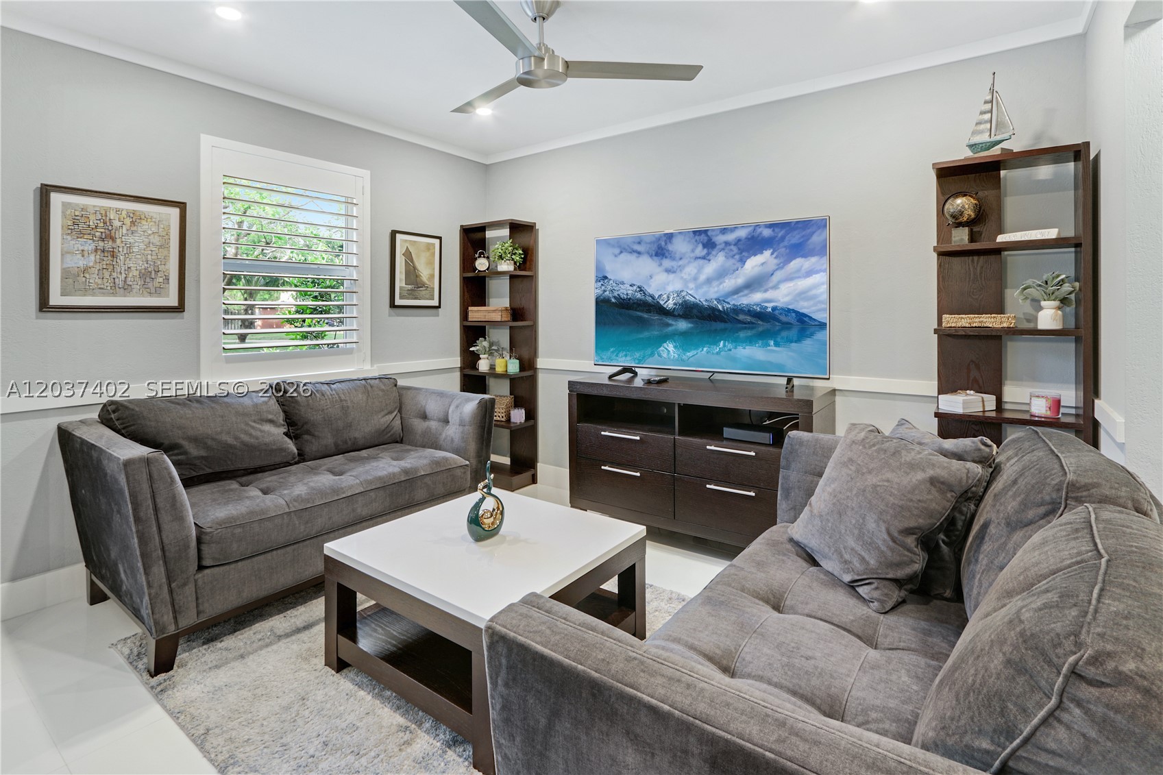 TROPICAL MANORS - Residential
