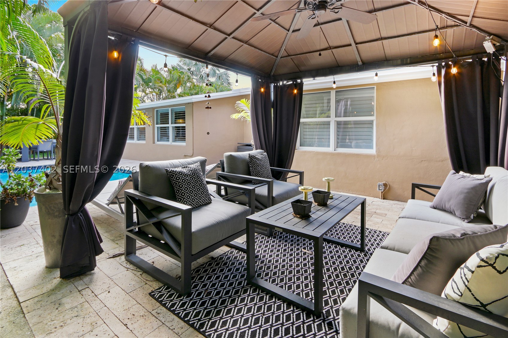 TROPICAL MANORS - Residential