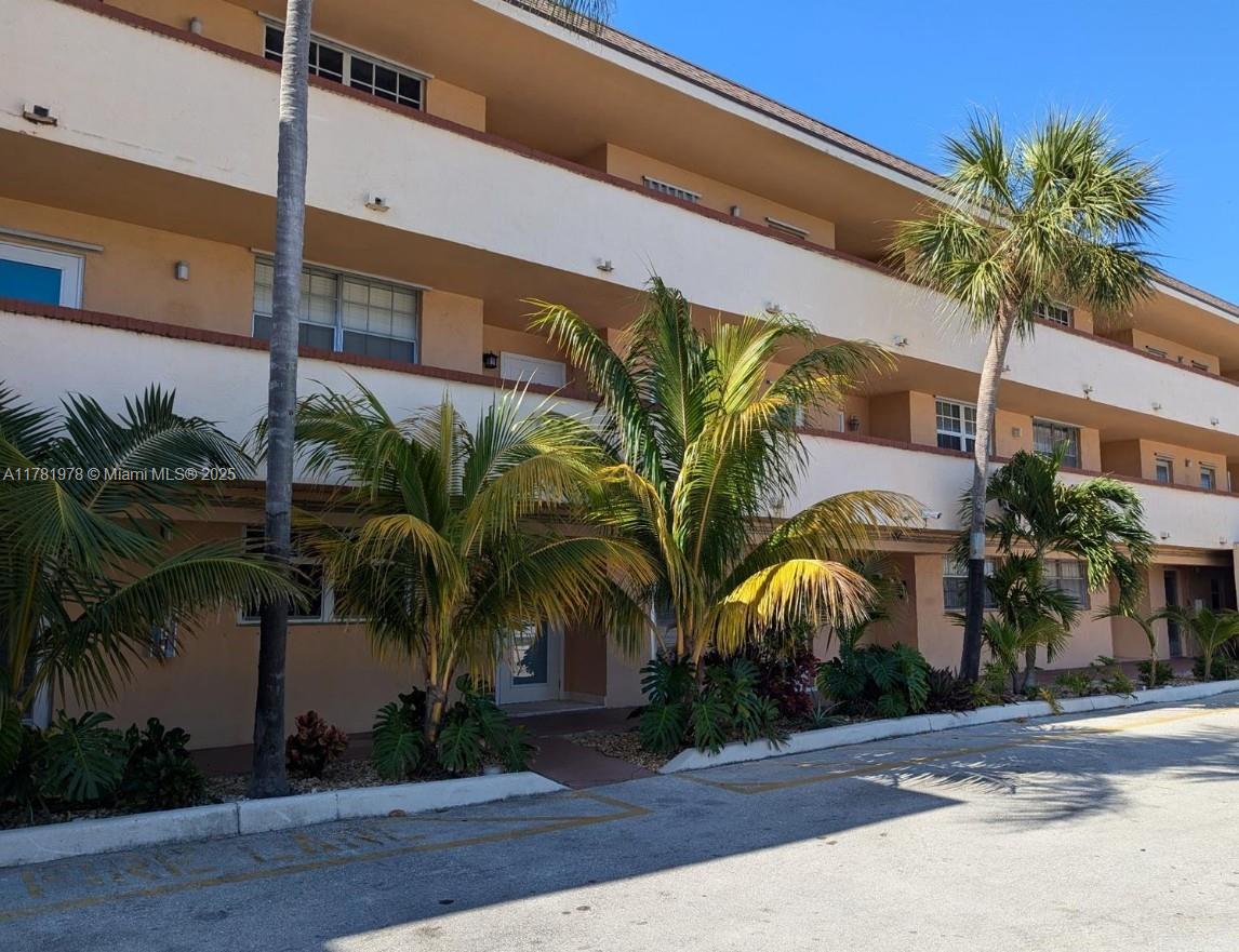 LIGHTHOUSE POINT PLAZA CO - Residential