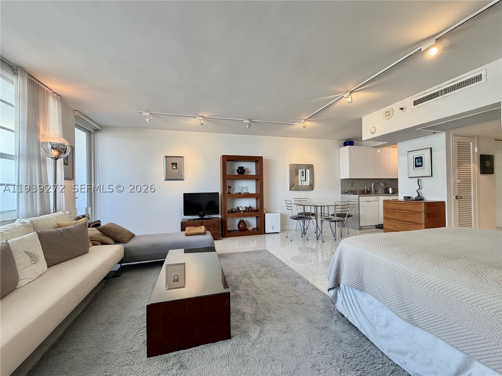 THE DECOPLAGE CONDO - Residential