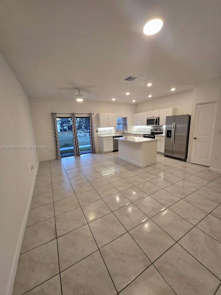 Spectacular house with 5 bedrooms and 4 bathrooms, two in-laws' quarters, ample parking, a patio with a barbecue area, pets, a children's play area, and impact-resistant windows and doors. Ideal for investors, with potential for generating additional income. Excellent location in Sunrise, close to the Florida Turnpike, restaurants, and 10 minutes from Sawgrass Mills Mall. Currently rented.The property is currently occupied and can be viewed without any issues on Wednesdays and Thursdays, from 9:00 AM to 3:00 PM.
Please call to confirm an appointment