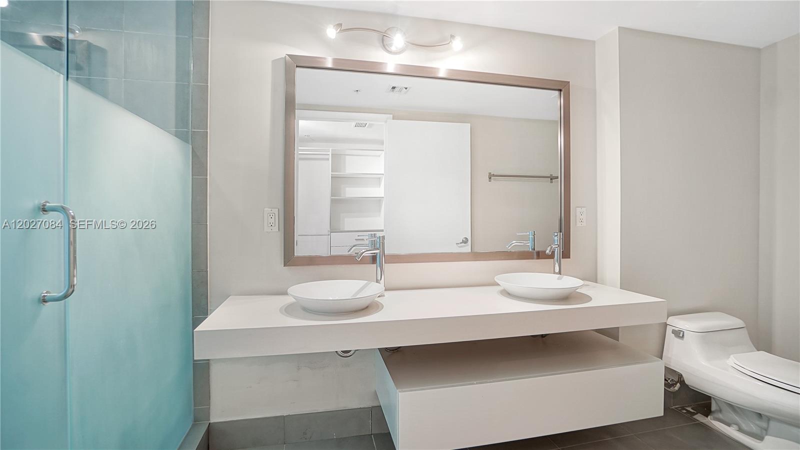MINT CONDO - Residential