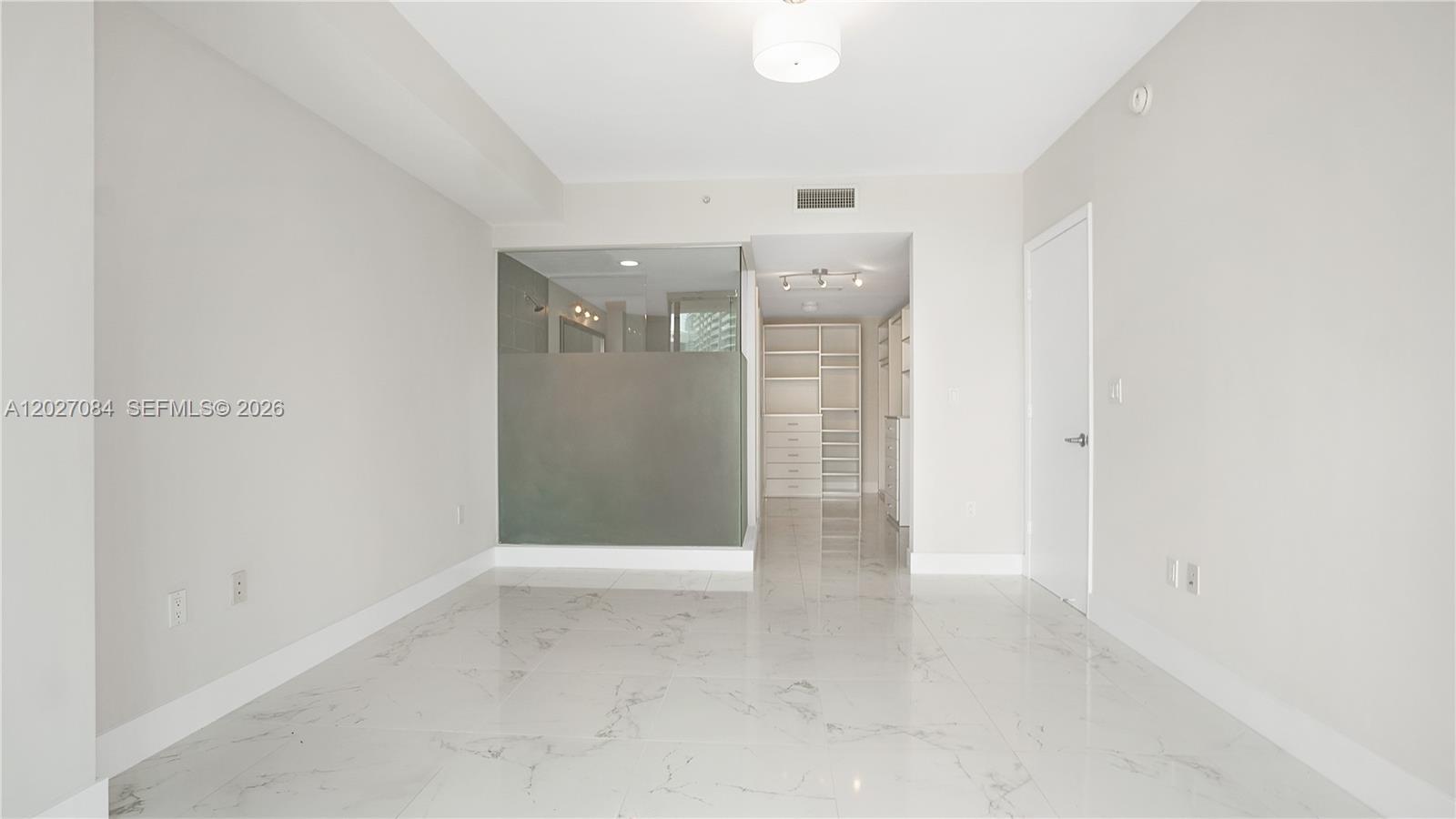 MINT CONDO - Residential