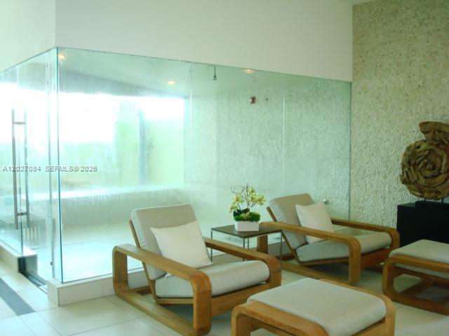 MINT CONDO - Residential