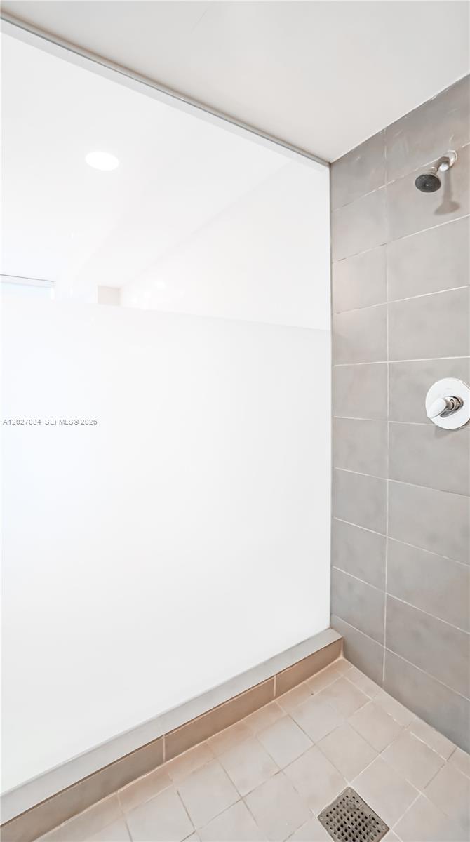 MINT CONDO - Residential